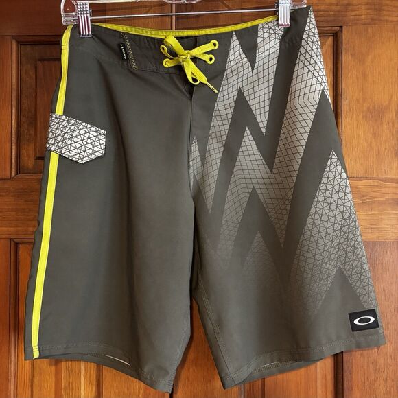 Oakley Performance Board Shorts Gray Yellow Colorblock Men's Size 28 Beach Surf - Picture 1 of 8